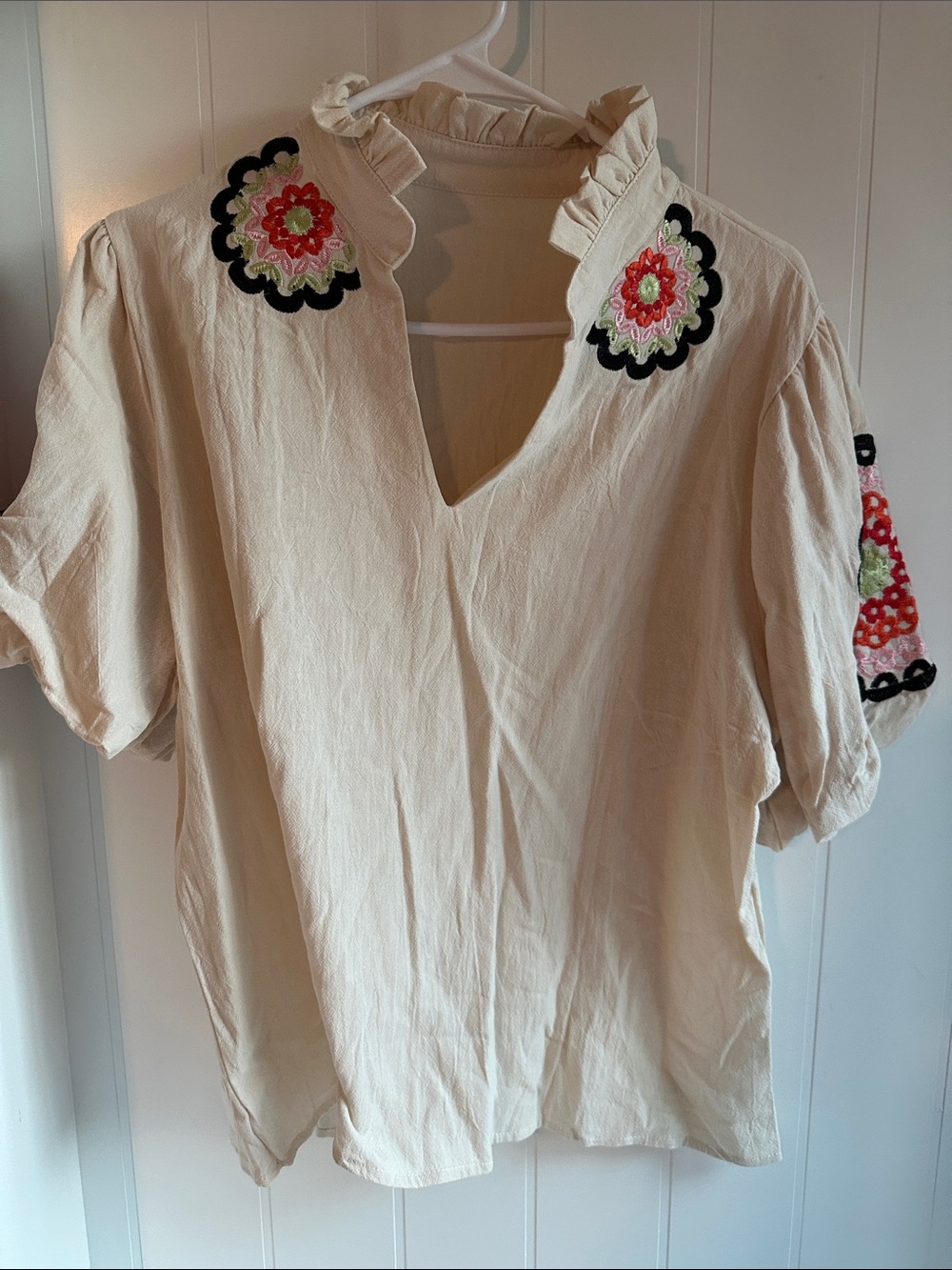 Chic Boutiqu e802 Cream Floral V-Neck Flutter Sleeve Top